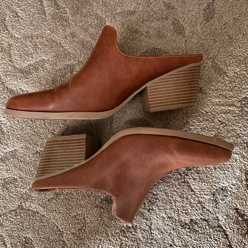 Women’s …Me Too Camel Mule Shoes